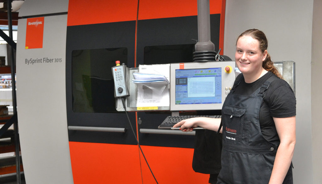 Operator Mariëlle bedient de Fiberlaser