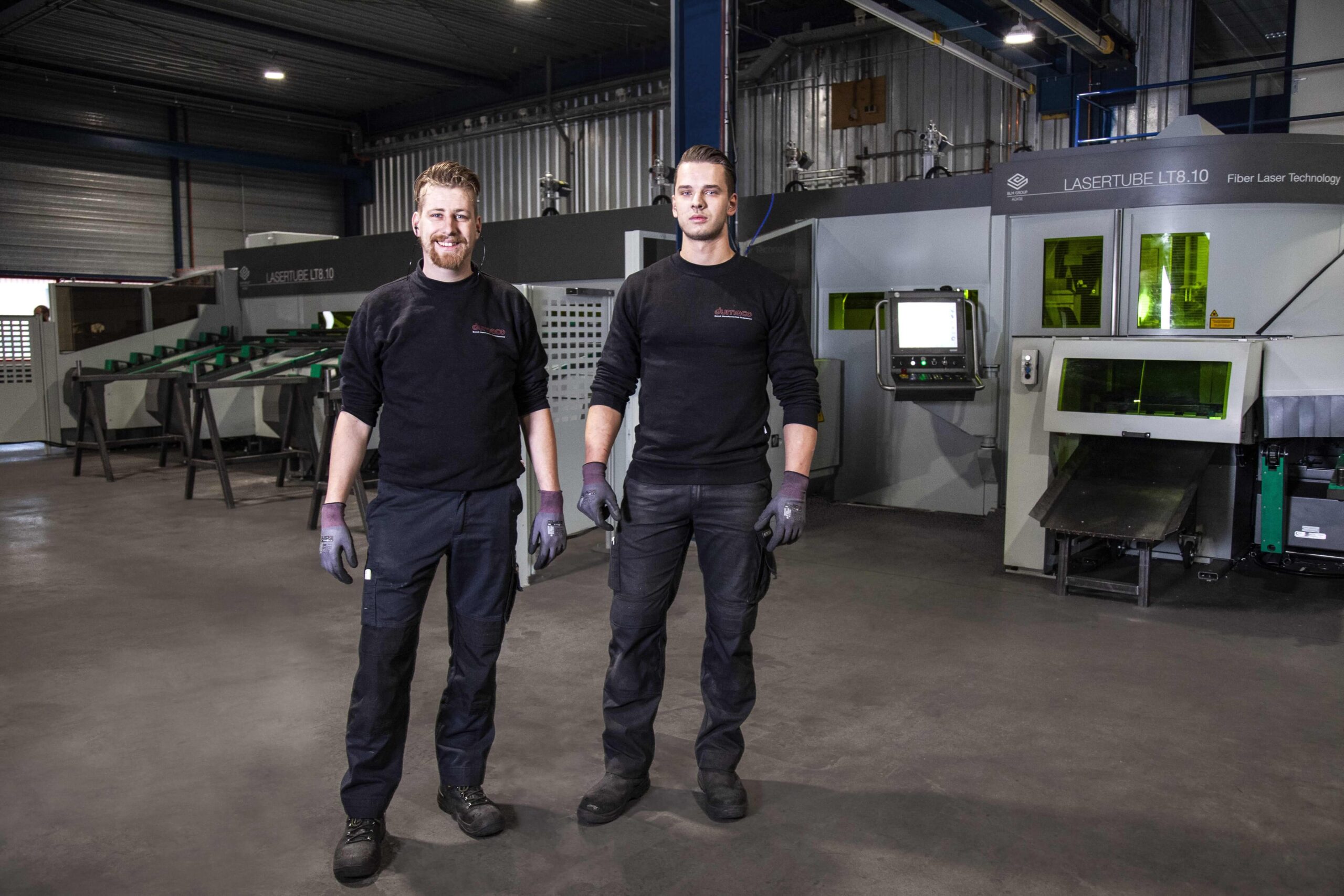 Twee buislaseroperators voor de buislaser machine