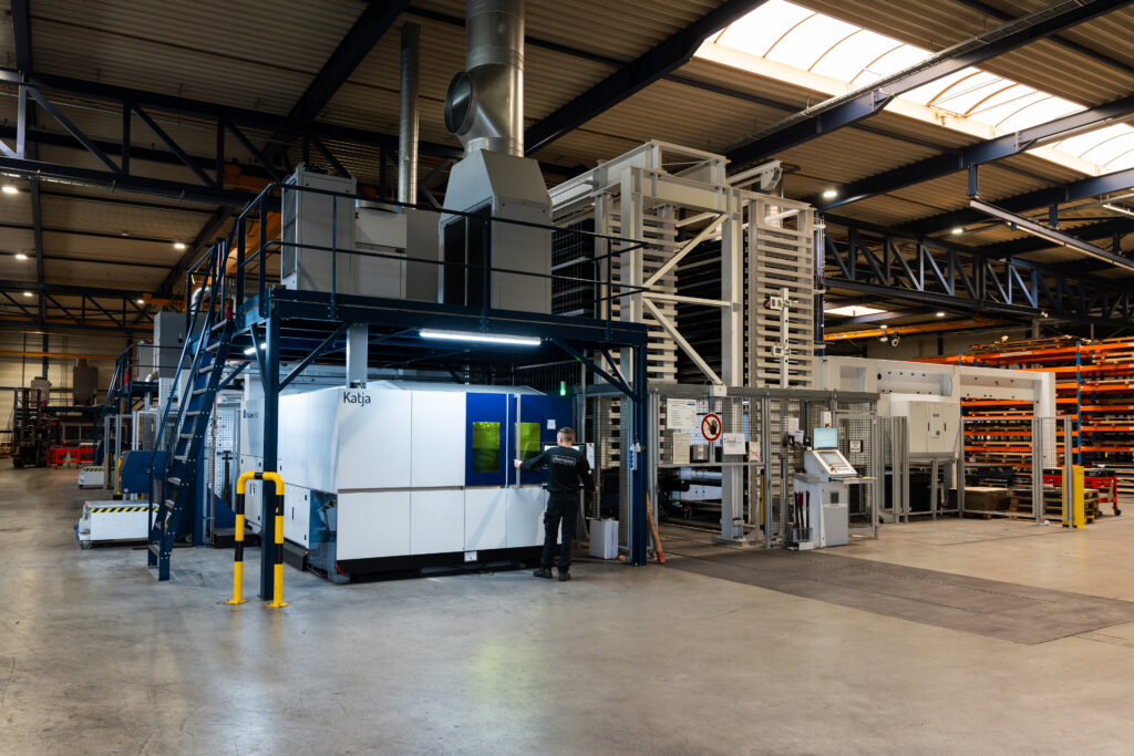 Nieuwste lasersnijmachines met magazijn bij Dumaco. één van de vele bewerkingen die Dumaco aanbied.